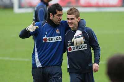 AntoGriezmann's tweet photo. Felicitaciones mi chileno @C1audioBravo ! Te lo mereces, eres muy grande ! Tu ayuda, tus consejos me ayudan cada dia http://t.co/7kUXZs2BUB