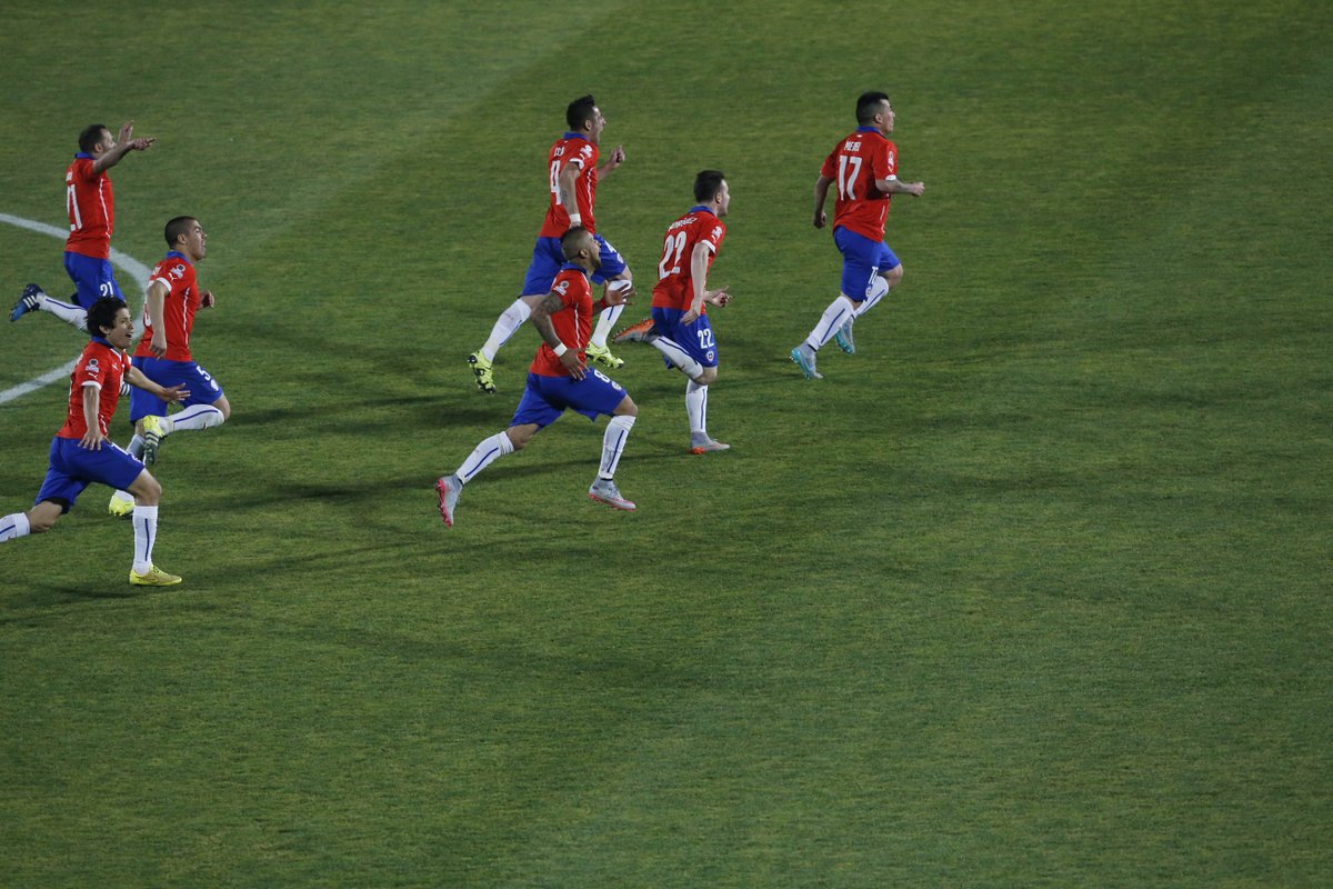 LaRoja's tweet photo. ¡Gracias a cada uno de los 17 millones de chilenos por estar con nosotros! #VamosChile #ChileCampeonDeAmerica http://t.co/Ozcfff7DsW