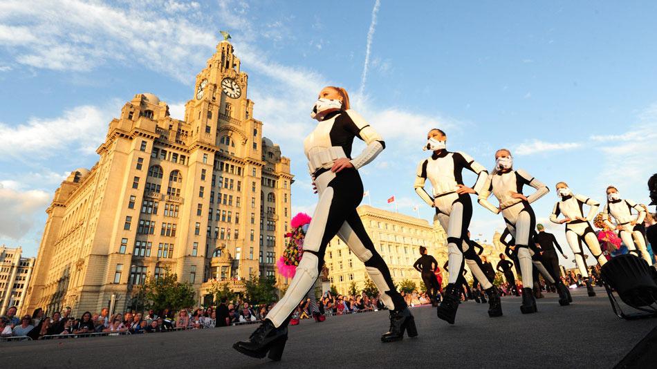 Thousands in Liverpool walk the runway to break a world record on.mash.to/1fcyBqM