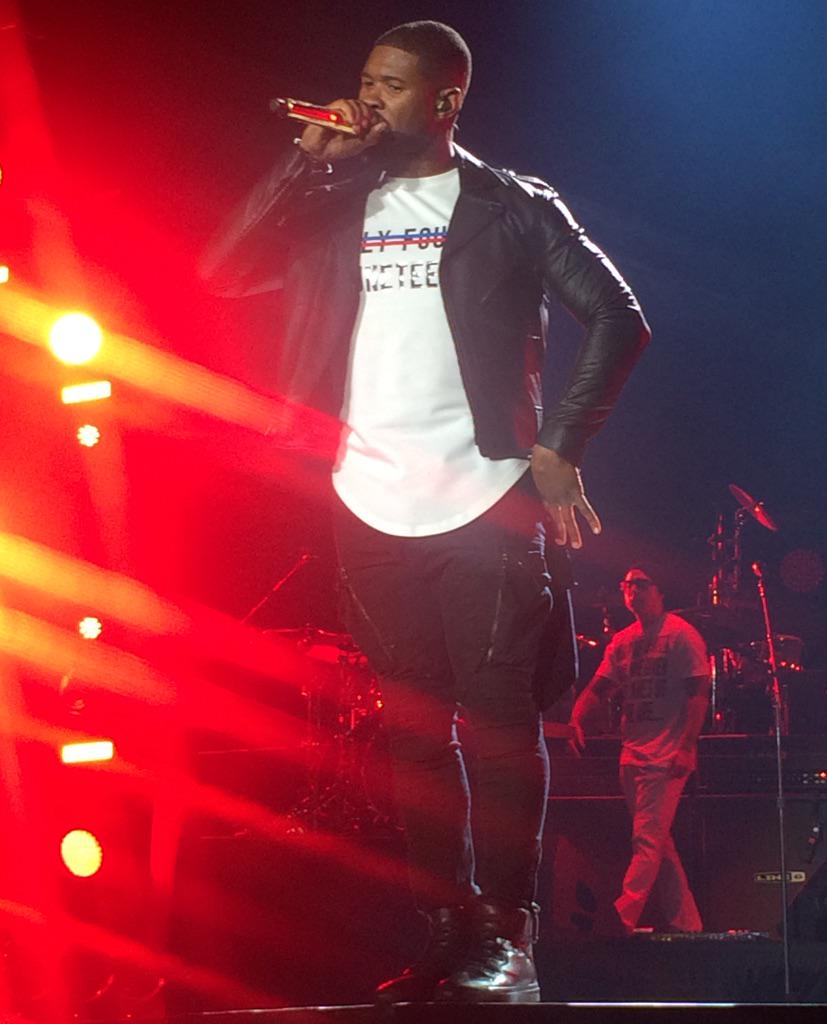 OMG! Literally. It's <a href="/Usher/">Usher Raymond IV</a>! And of course he's bringing it! #ESSENCEFEST is just getting better and better!