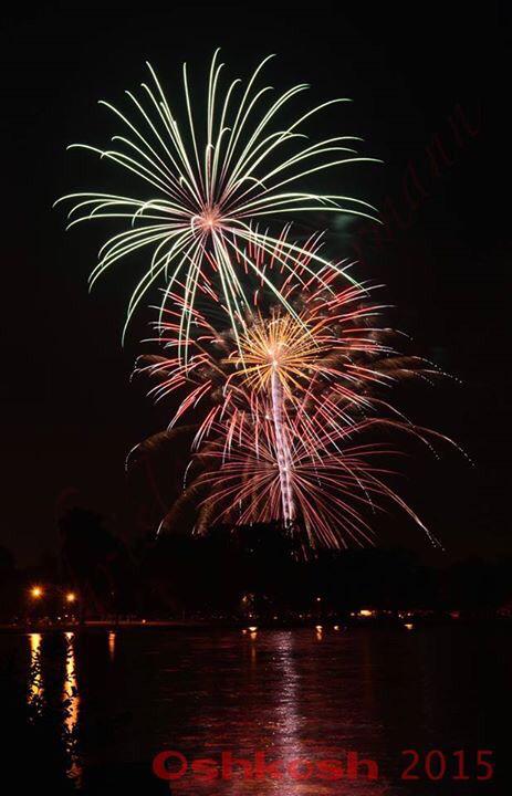 ShutterPaint's tweet photo. @onwnshuda @CityofOshkosh  fireworks 2015 http://t.co/a6nkfR8LE7