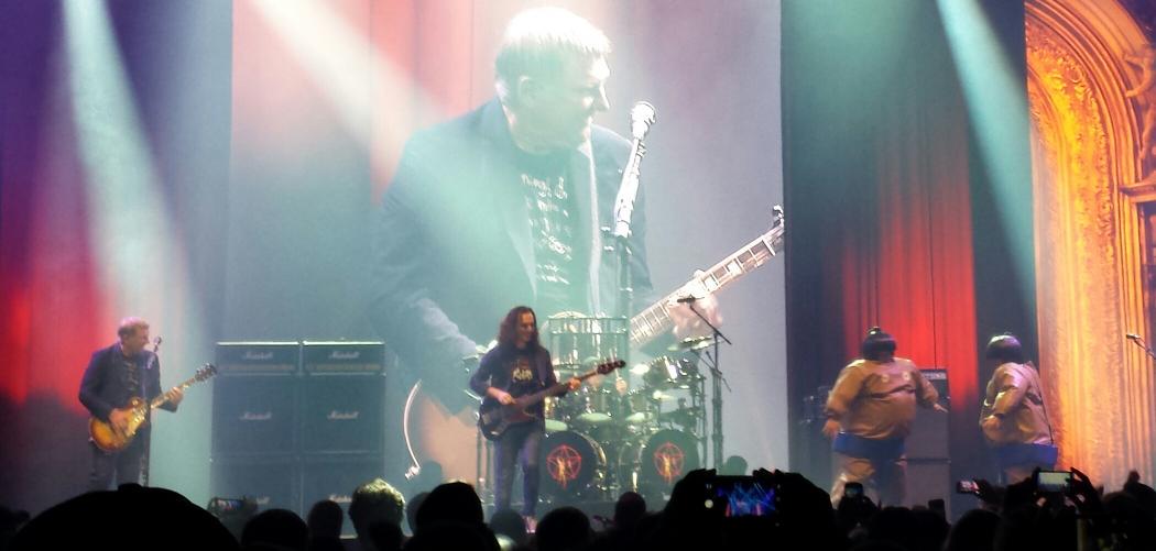 WomenRushToo's tweet photo. #R40Live #R40NJ #Rushtheband A little extra entertainment in NJ http://t.co/uOkNYI4b0G