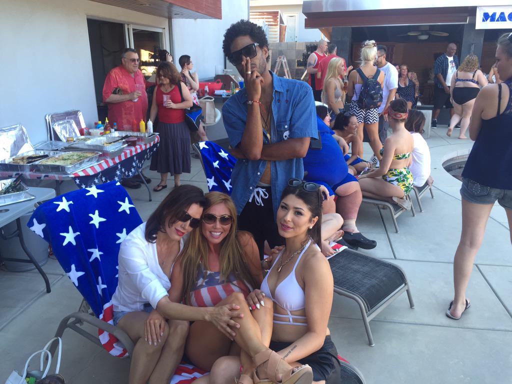 VenusVerssace's tweet photo. @Kianna_Dior @Shay_Sights @wickedarmstrong Happy 4th of July with these lovely Angels #MAGICMIKE #MAGICMIKEXXX #PARTY http://t.co/zugzmZnw9T