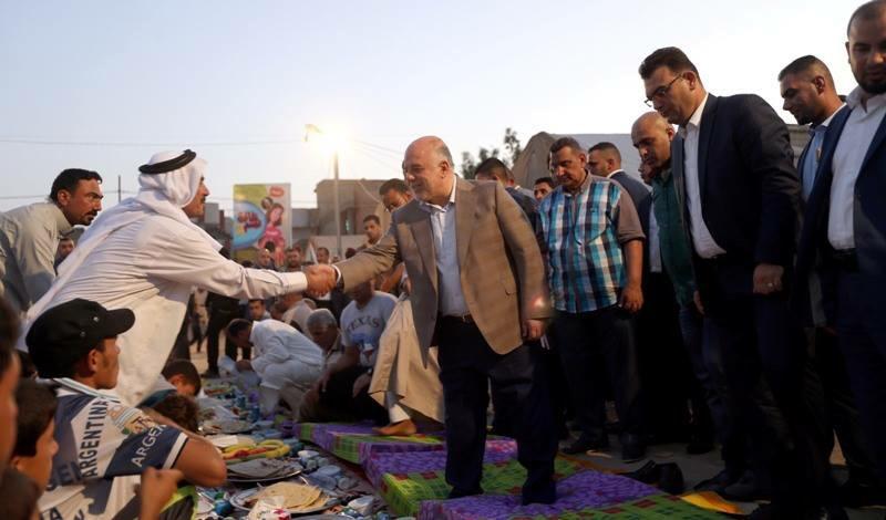 رئيس الوزراء العراقي يزور مخيما للنازحين في بغداد CJHGO2IW8AAy6kP