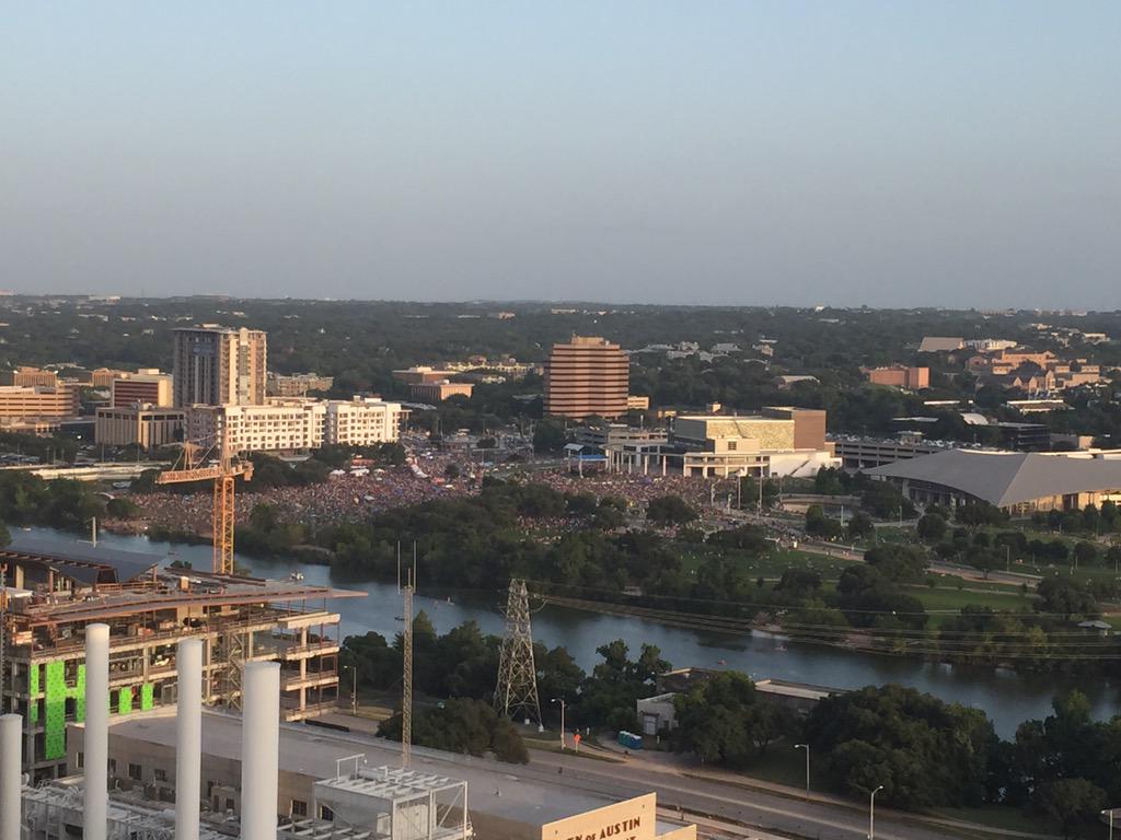 Crowds are gathering for #austinfireworks