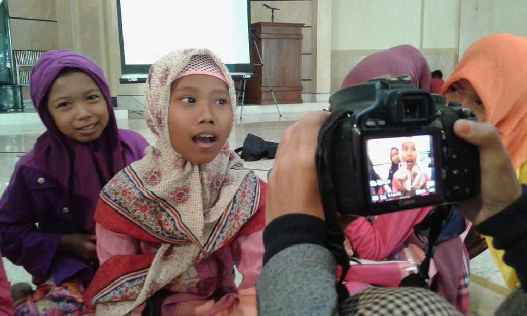 YansosJanur's tweet photo. Setelah regist dan pengenalan kakak PK masing", diselingi dgn dokumentasi video oleh kakak @janurunair ^^ http://t.co/T1KLLcLelK