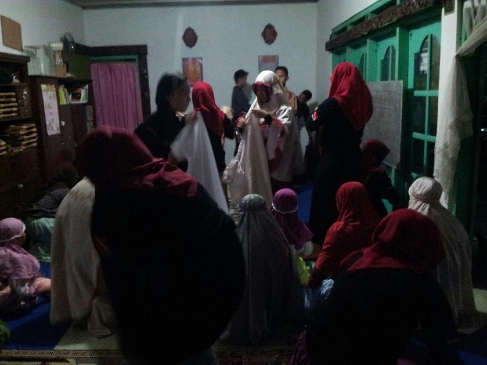 Solat magrib bersama dengan anak anak yayasan