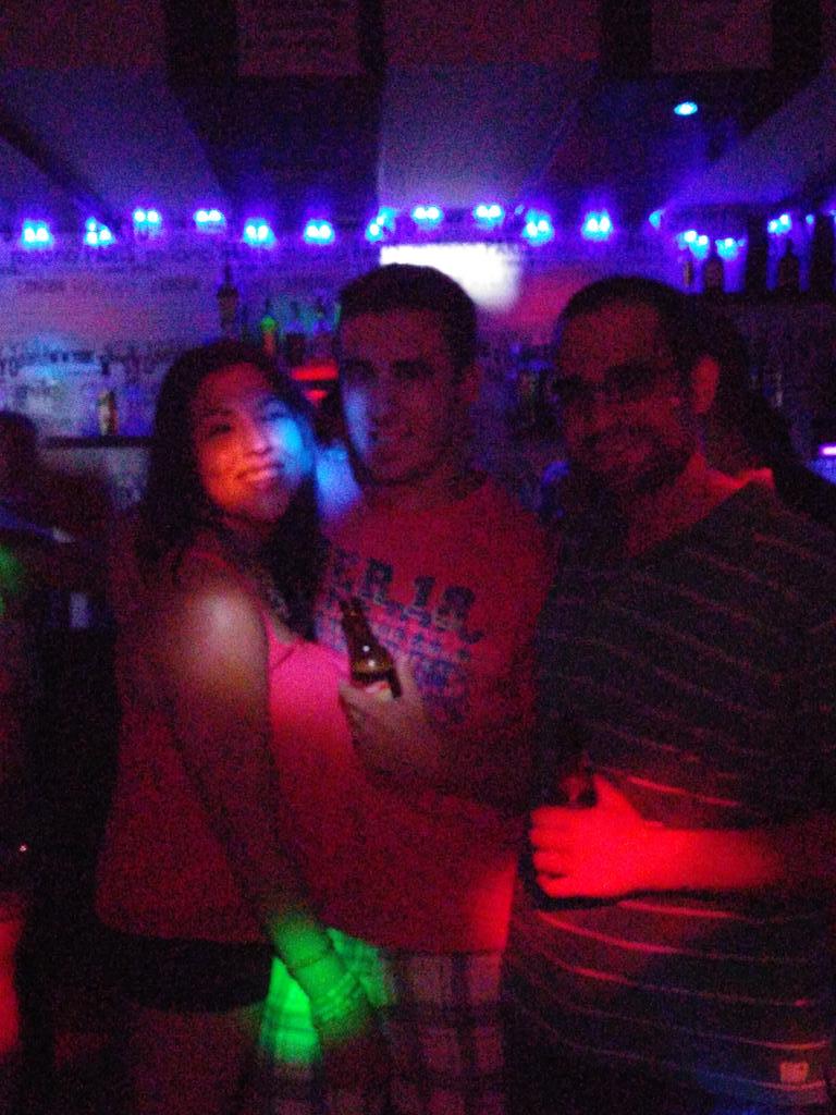 FansClubCastrin's tweet photo. El TT celebrando la victoria de Chile en El People.... http://t.co/MNeaNQpfd0