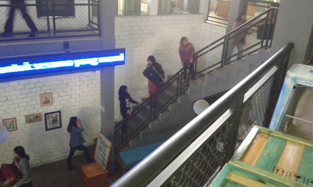 5 jam menuju acara chats nih panitia lagi gotong royong :)