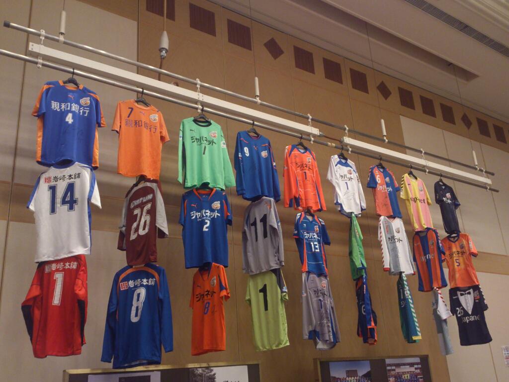 V・ファーレン長崎10周年感謝祭) 歴代ユニフォーム。2005年の始まり