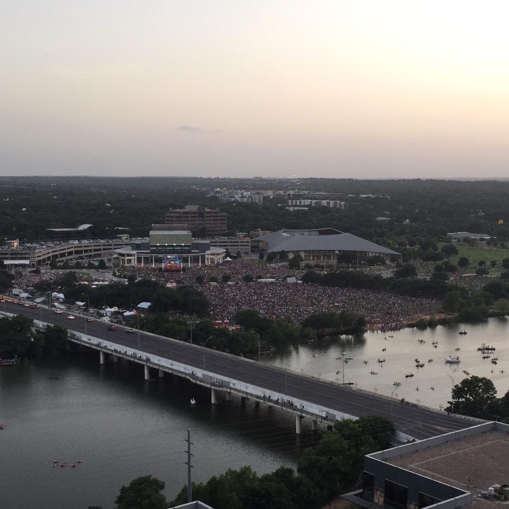 About to watch the #AustinFireworks from the condo! Tons of ppl at Auditorium Shores! #Austin #Texss