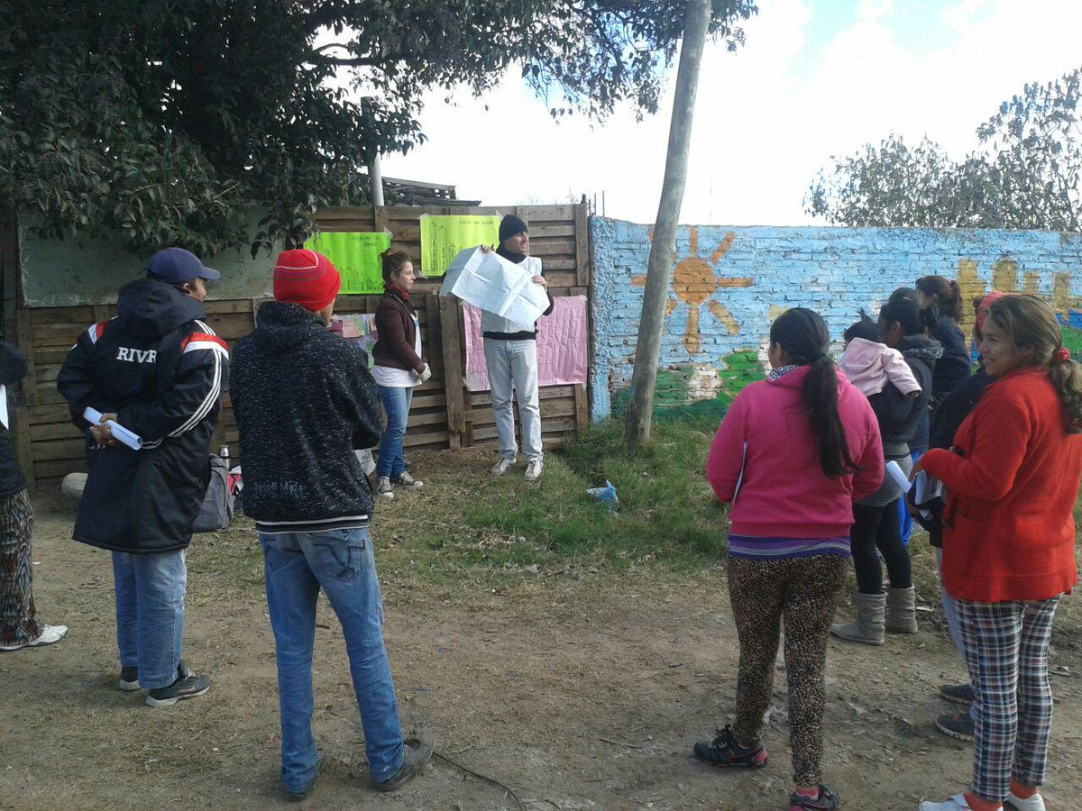 jesuschiurchiu's tweet photo. A pesar del frío, vecinos de #LaCava se acercaron a analizar diversas problemáticas. Se abre mesa trabajo @TECHOarg http://t.co/7BKZOT8JOg