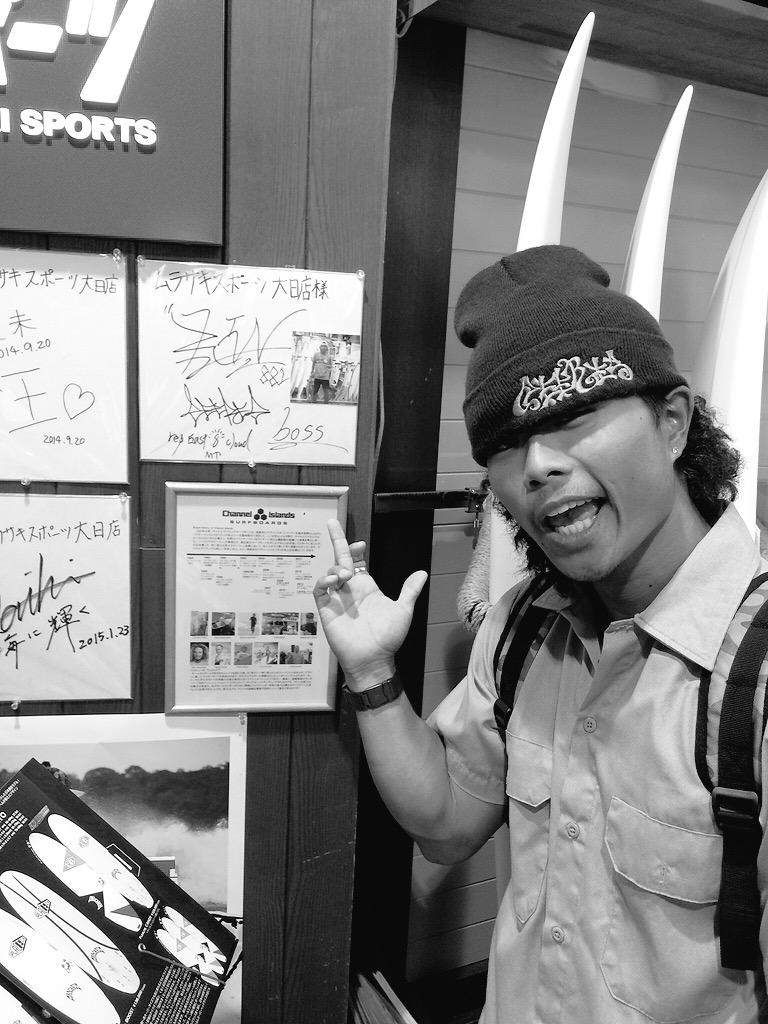 R1n881solidsurf's tweet image. AEON 大日店のムラサキスポーツにSEERES のサインと僕のサインを飾っていただいてます！

是非お店に足運んでcheckして見て下さい👍👍

#SEERES  #8cloud
拡散宜しくお願いします。