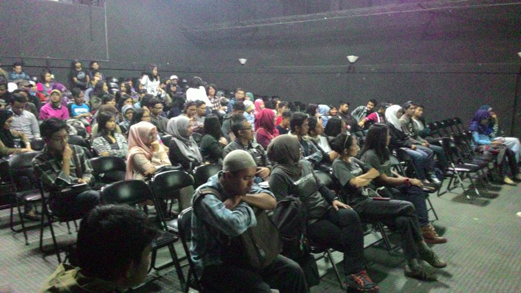 Tempat duduknya hampir penuh! Ayo buruan masuuuuuk!