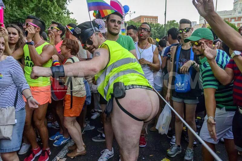 josemanueldez's tweet photo. El ISIS declara la Guerra a Occidente. Pero aquí nos preocupamos de la fiesta del "orgullo" y de poner banderas http://t.co/ES6BW4QdNM