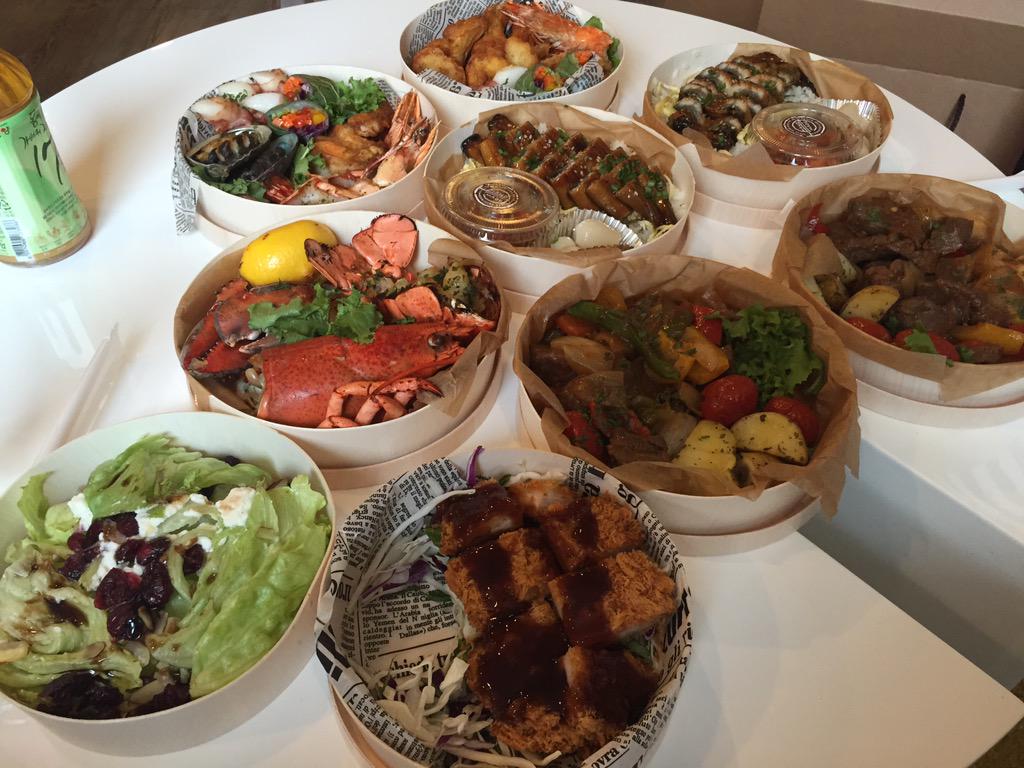 세상에나 ...  살빼긴 글렀어ㅋㅋㅋ  그래도 빼야하지만 ^^  오늘 일본 팬분들이 해주신 도시락...  지금 맛있게 먹구있습니다...^^ 너무너무 감사합니다. 전자렌지에 돌려서 먹구있어요-^^!! 💞💞💞