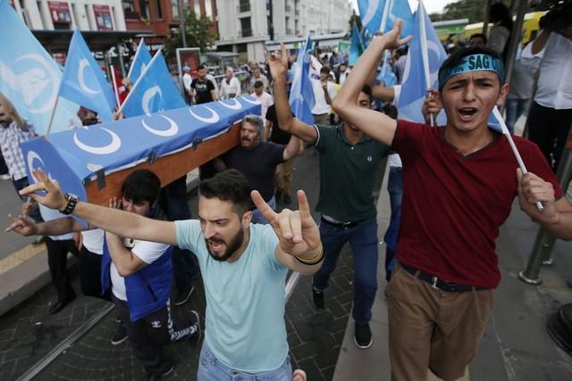 Turks attack Koreans ‘by mistake’ during anti-China protest news.ae/1GXVBzv