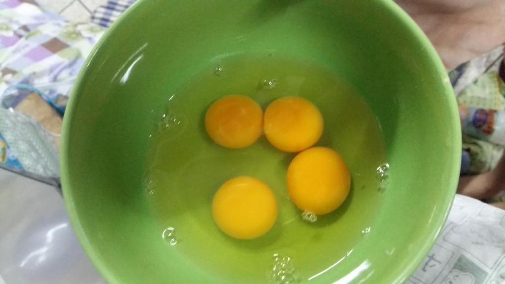 MBTICON_'s tweet photo. ไข่แฝดง้ะ..เอามา3ฟอง แต่มีไข่แดง4 http://t.co/BjSCfLJSNm