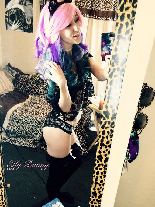 About to go live for a while 💜😽✨ http://t.co/WcjlFnR1zh