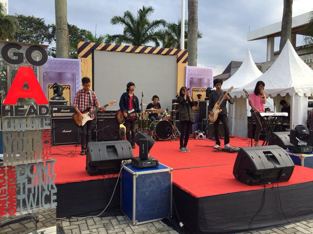 ARTMOSHPIT's tweet image. Garangnya stage saat band" lokal keren membius teman" yg dtg. @6monsterday @KSMpalembang @Blckhwkhc @Chicks_Brain