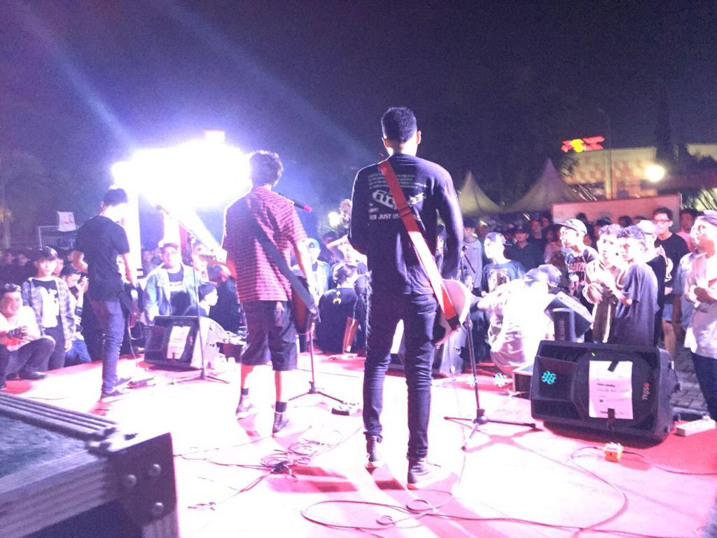 ARTMOSHPIT's tweet image. Garangnya stage saat band" lokal keren membius teman" yg dtg. @6monsterday @KSMpalembang @Blckhwkhc @Chicks_Brain