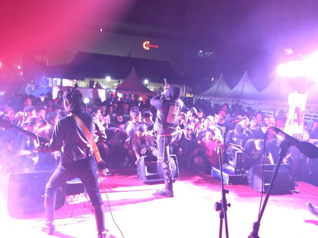 ARTMOSHPIT's tweet image. Garangnya stage saat band" lokal keren membius teman" yg dtg. @6monsterday @KSMpalembang @Blckhwkhc @Chicks_Brain