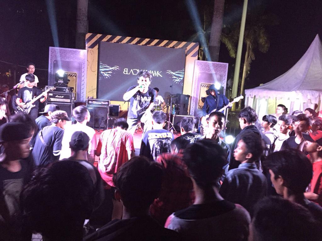 ARTMOSHPIT's tweet image. Garangnya stage saat band" lokal keren membius teman" yg dtg. @6monsterday @KSMpalembang @Blckhwkhc @Chicks_Brain