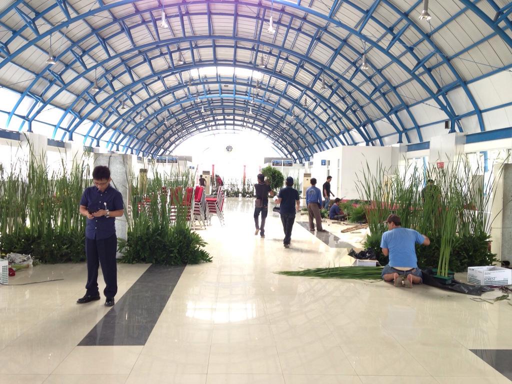 railfansjkt's tweet photo. ini bukan di luar negeri loh. ini stasiun pal merah. keren http://t.co/YQbDhimO0T :D