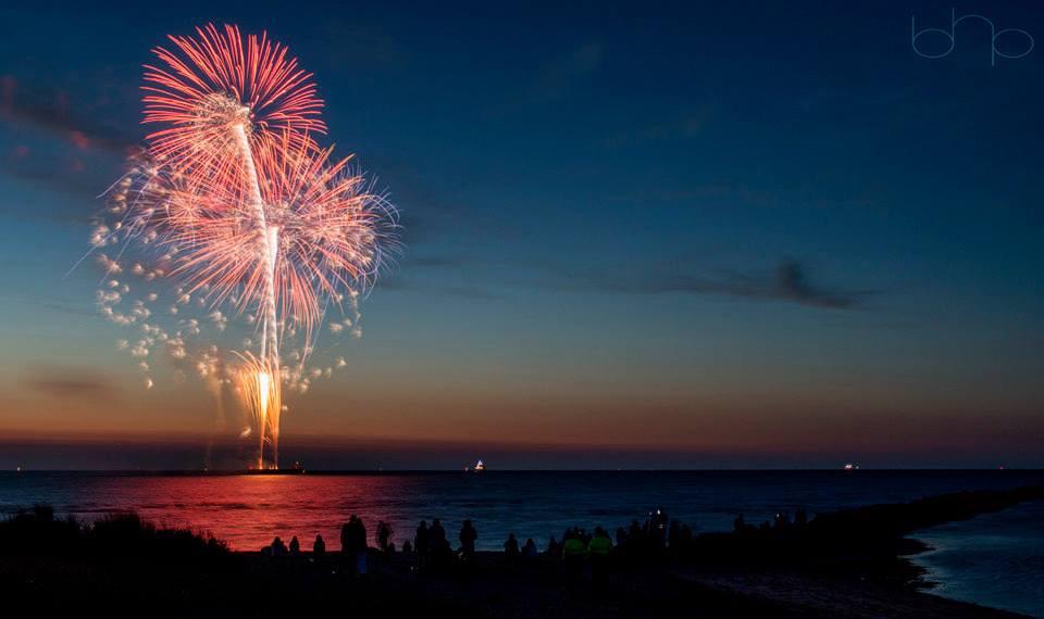 PhotoHoenk's tweet photo. Great #ACKfireworks tonight at @TheJetties #nantucket @InkyM http://t.co/9RKruABuID