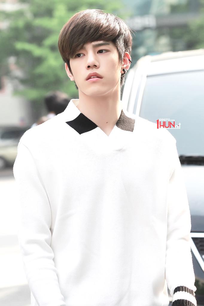 1Hunnit19940712's tweet photo. 150522뮤뱅출근&amp;150529뮤뱅출근&amp;150605뮤뱅출근 시진을 다 업로드됐어요.얼마후에 다른사진도 업로드할거예요.부족한점 아직 많있었지만 좋아해줘서 정말 감사합니다👉http://t.co/oIhsTrqH4c http://t.co/Tfk9HWtNXv