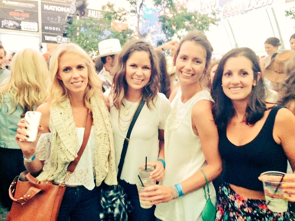 GeorgiaBarrett's tweet photo. Happy Stampeding everybody #YYC @calgarystampede @WildhorseYYC 🐴👯 http://t.co/xZsutnMd85