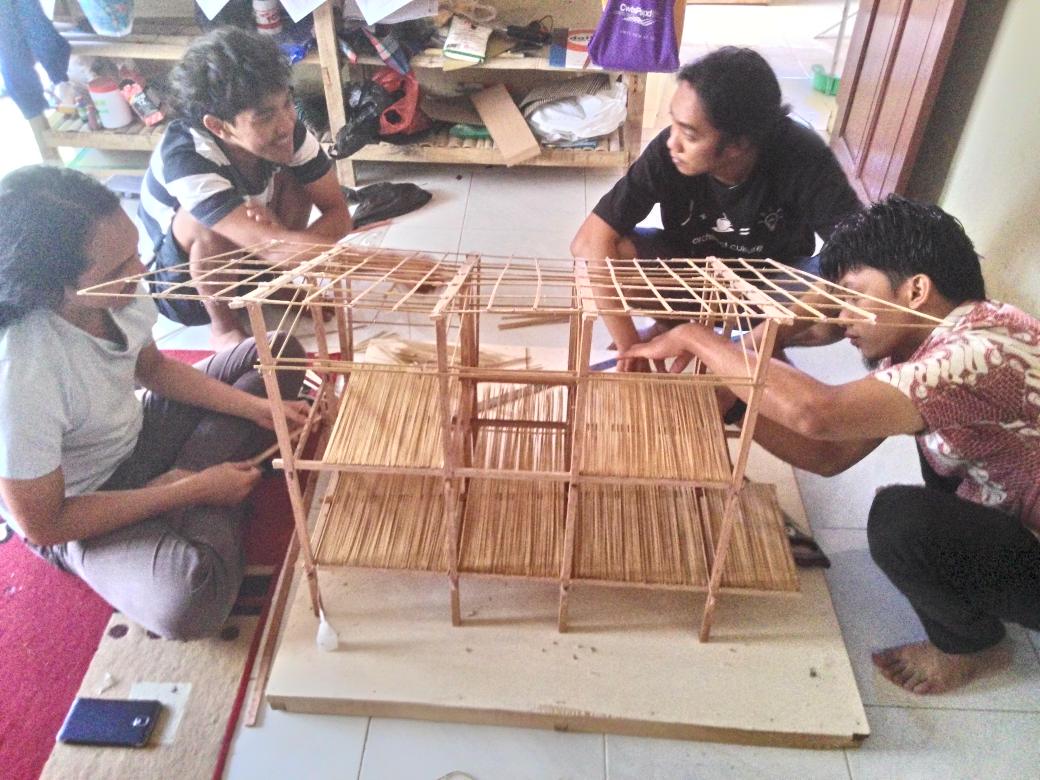 arkomks's tweet photo. Proses bikin maket salah satu rumah di kampung sengkabatu http://t.co/f8ur0Q3Hul
