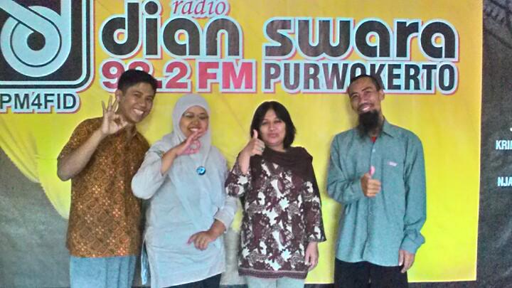 Stlh siaran di <a href="/DianSwara_FM/">Dian Swara FM Purwokerto</a> Kamis (06/07/15) ngobrol <a href="/BUM_Desa/">USAHA DESA</a> Cc <a href="/budimandjatmiko/">Budiman Sudjatmiko (IG: kelasinspirasibudiman)</a> <a href="/ir_achmadhusein/">Achmad Husein</a> <a href="/ganjarpranowo/">Ganjar Pranowo</a>