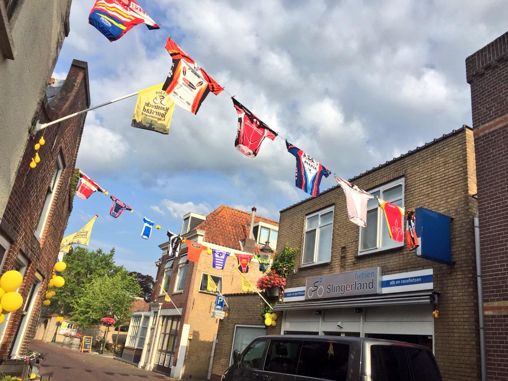 De Hoogstraat bij <a href="/SL_fietsen/">Slingerland Fietsen</a> in @TourHaastrecht ademt één en al Tour uit! #TDFutrecht #TDF2015 #haastrecht
