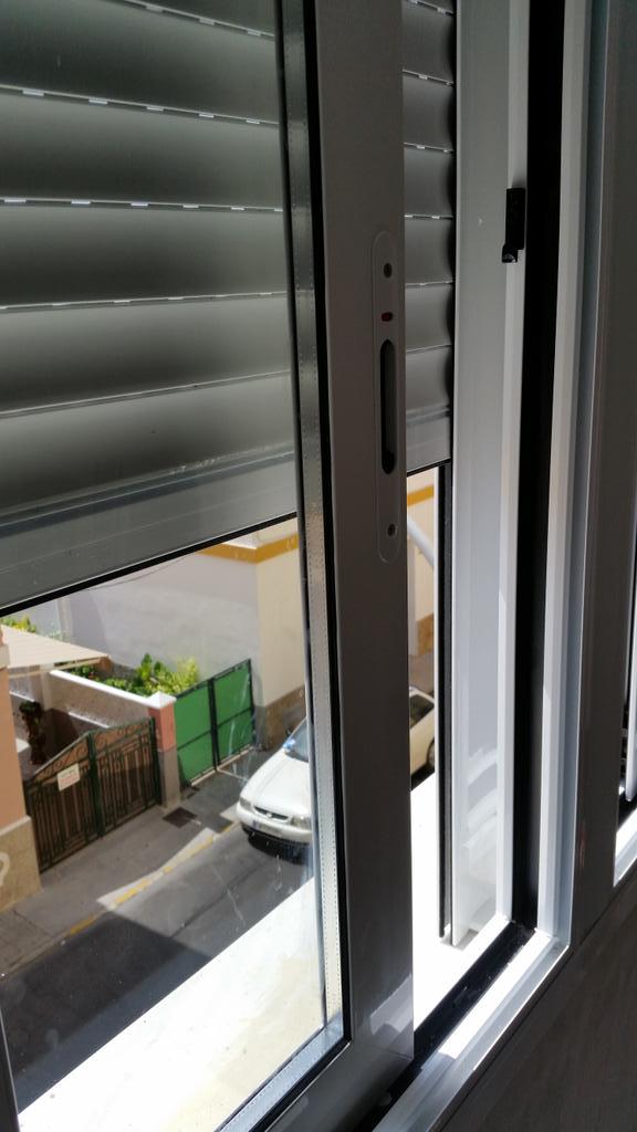 AluGallero's tweet photo. Ventana corredera tipo Rotura Térmica.  
Foto detalle del doble acristalamiento y del puente térmico de la ventana http://t.co/UBSLfCoDEt