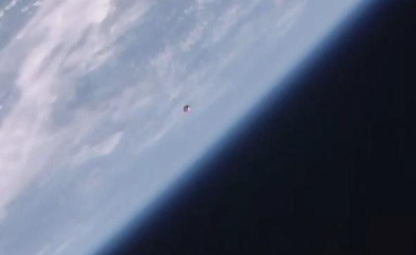 b0yle's tweet photo. #Progress60 cargo craft is in the space station's sights for docking, and vice versa: http://t.co/Kbe7UWAArP http://t.co/xKlOM5hXpg