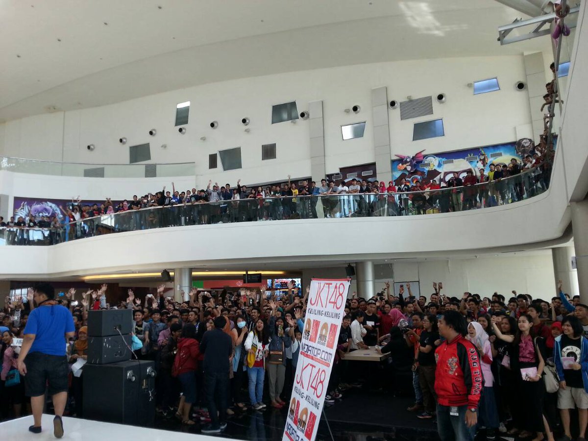 officialJKT48's tweet photo. [PHOTO] #RefrainKeliling2JKT48 di Lenmarc Mall Surabaya sudah dimulai. Ayo ikutan handshake dan 2-shotnya! http://t.co/iQTUCE0gif