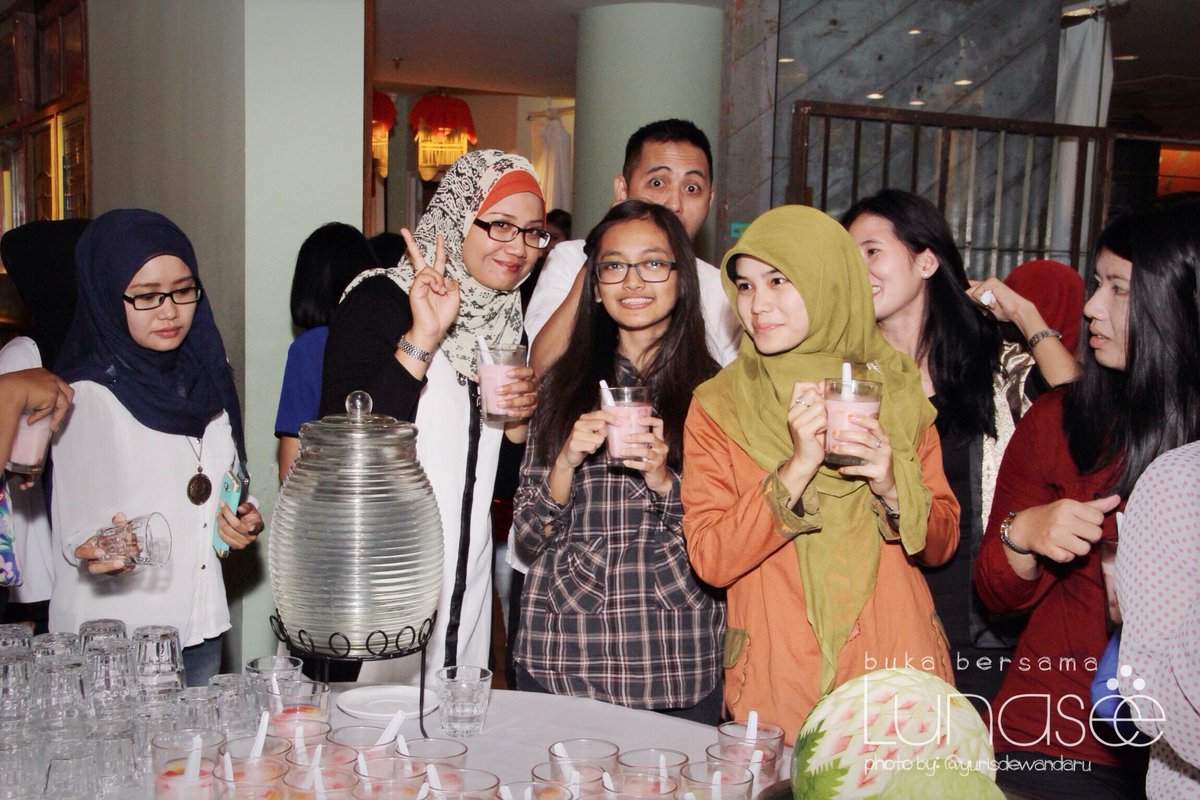 OfficialLunasee's tweet photo. Suasana dan keceriaan buka puasa bersama @LunaMaya26 dan LUNASEE, 4 Juni 2015. Photo by: @yurisdewandaru :D http://t.co/RcIuT4TFYN