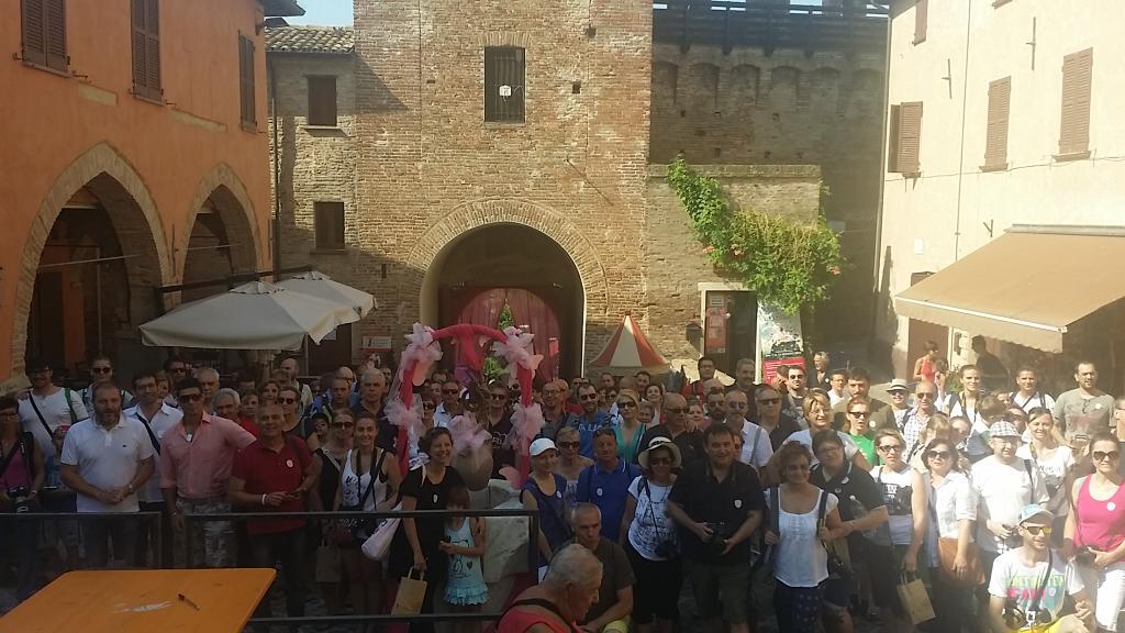 MarcheTourism's tweet photo. Sì parte! Foto di gruppo dei 150 giunti nel #castello x #gradaraphotowalk #destinazionemarche http://t.co/yoFii0FsiC