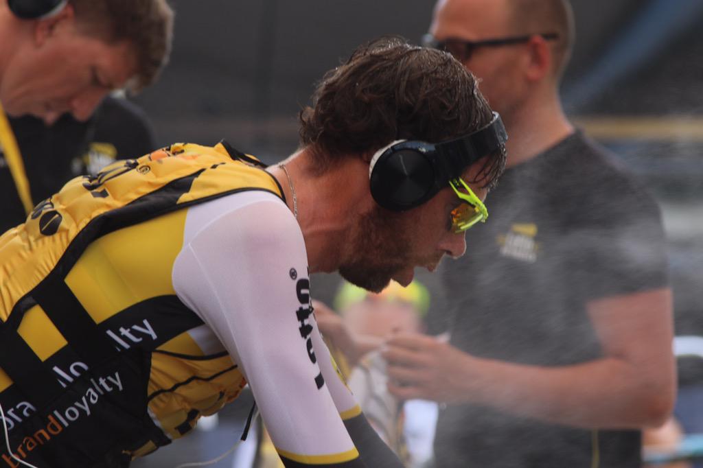 ChefBlancke's tweet photo. #TDF #grandpassage warming up And cooling down with @lars_boom @f_cancellara @laurenstendam @RohanDennis http://t.co/7bN0wZndCV