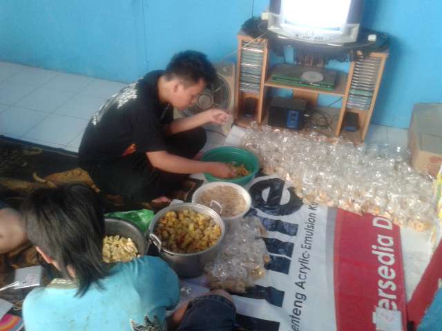 lagi sibuk bungkusin #takjil untuk dibagikan sore ini #jpmpusat