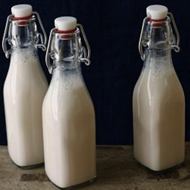 thekitchn's tweet image. Make your own vanilla almond milk: on.thekitc.hn/4YqCT5 (via @allrecipes)