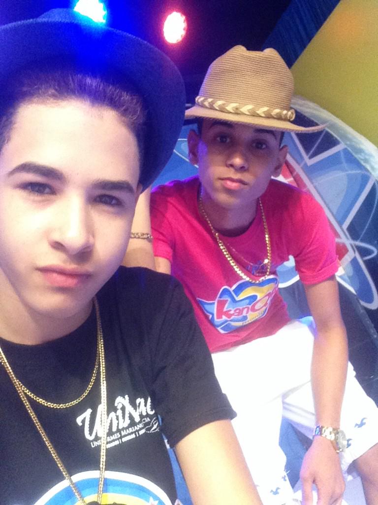 LaPandillaRD's tweet photo. En gorros hoy en @Kanquimania #TvOnKanquiMania http://t.co/5AXEIEoRMS