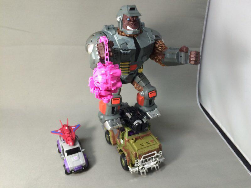 Aburachoujin102's tweet photo. メガトロン
今回のメガ様はちっこいのに囲まれて何処かアットホームな雰囲気ww
ちなみにコミックではオイマスがヘビーウェイトを持つシーンがありました #botcon2015 http://t.co/PqW9aVL063