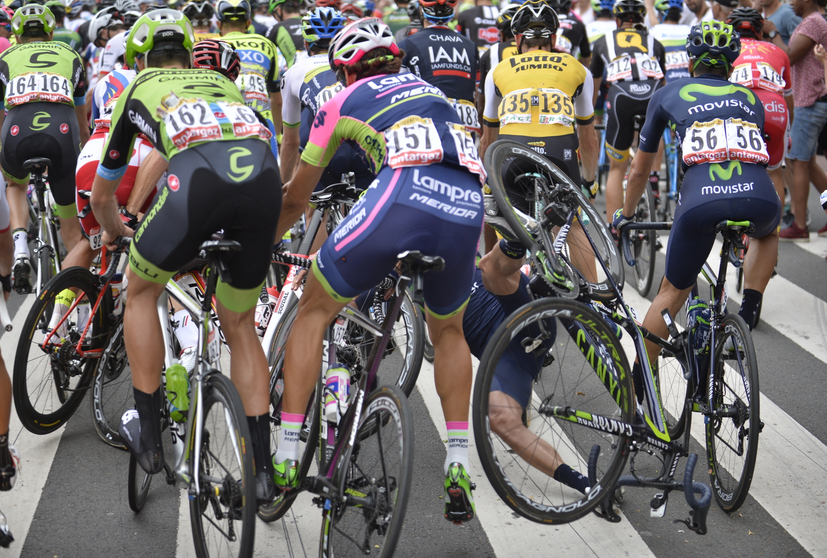 Après plusieurs chutes, le peloton est groupé à 50'' de l'échappée/After some crashes, all riders are back. #TDF2015