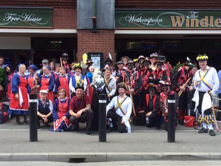 Lunch stop <a href="/windlesora1/">The Windlesora</a> with <a href="/YateleyMorris/">YateleyMorrisMen</a> &amp; @WhitethornM after a busy morning at #DatchetDayOfDance. #beer #aircon