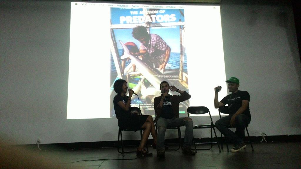 Pemutaran film selesai! Kita tanya-tanya sutradaranya yuk <a href="/ihsanachdiat/">Ihsan Achdiat</a>. #BandungSayangHiu #SaveSharks