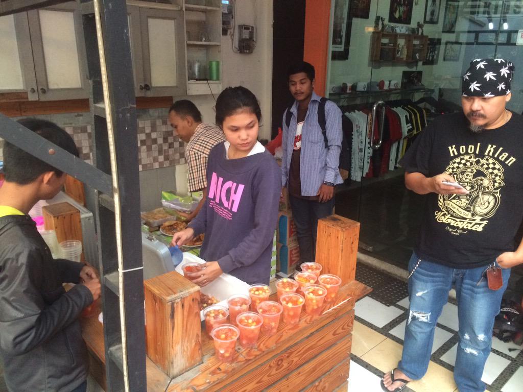 Bersiap siap,, buka bersama keluarga besar