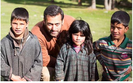 newsflicks's tweet photo. Being Human in the #BajrangiBhaijaan. Everything about the movie #BajrangiBhaijaanManiaAllOver http://t.co/EgwmEVvWWk http://t.co/5CNTCBwhBl