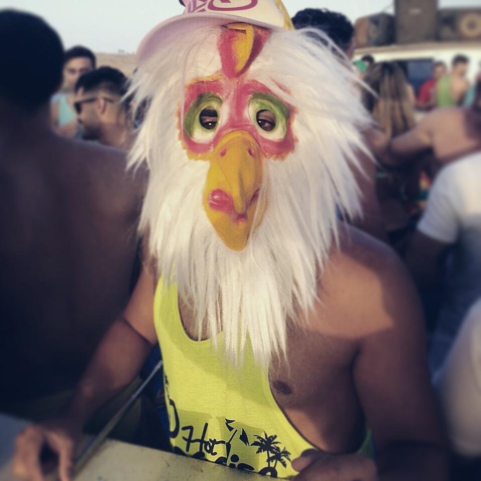 HotParadiseF's tweet photo. Que alguien despache a este individuo por favor...😂😂! Cosas que pasan en #HotParadise 🙈🐓⛵🌴 #BoatParty http://t.co/R4r1v2xG1M